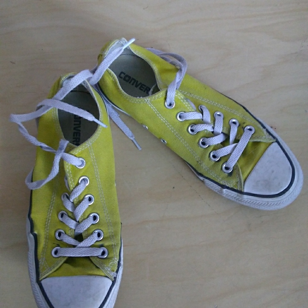 Lemon yellow low top Converse 🍋